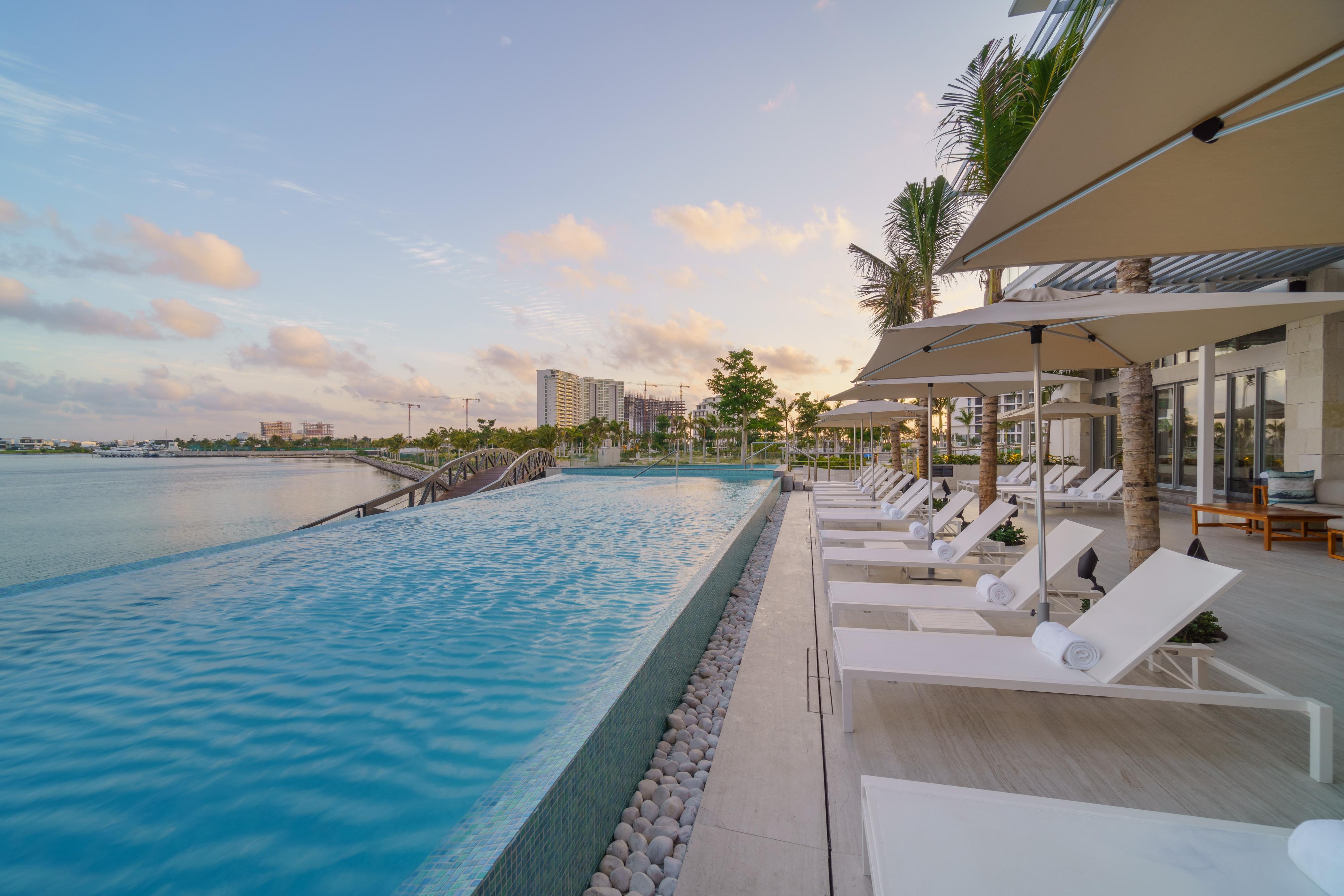 Renaissance Cancun Resort & Marina Екстериор снимка The pool at the Ritz-Carlton, Maldives, Fari Resort