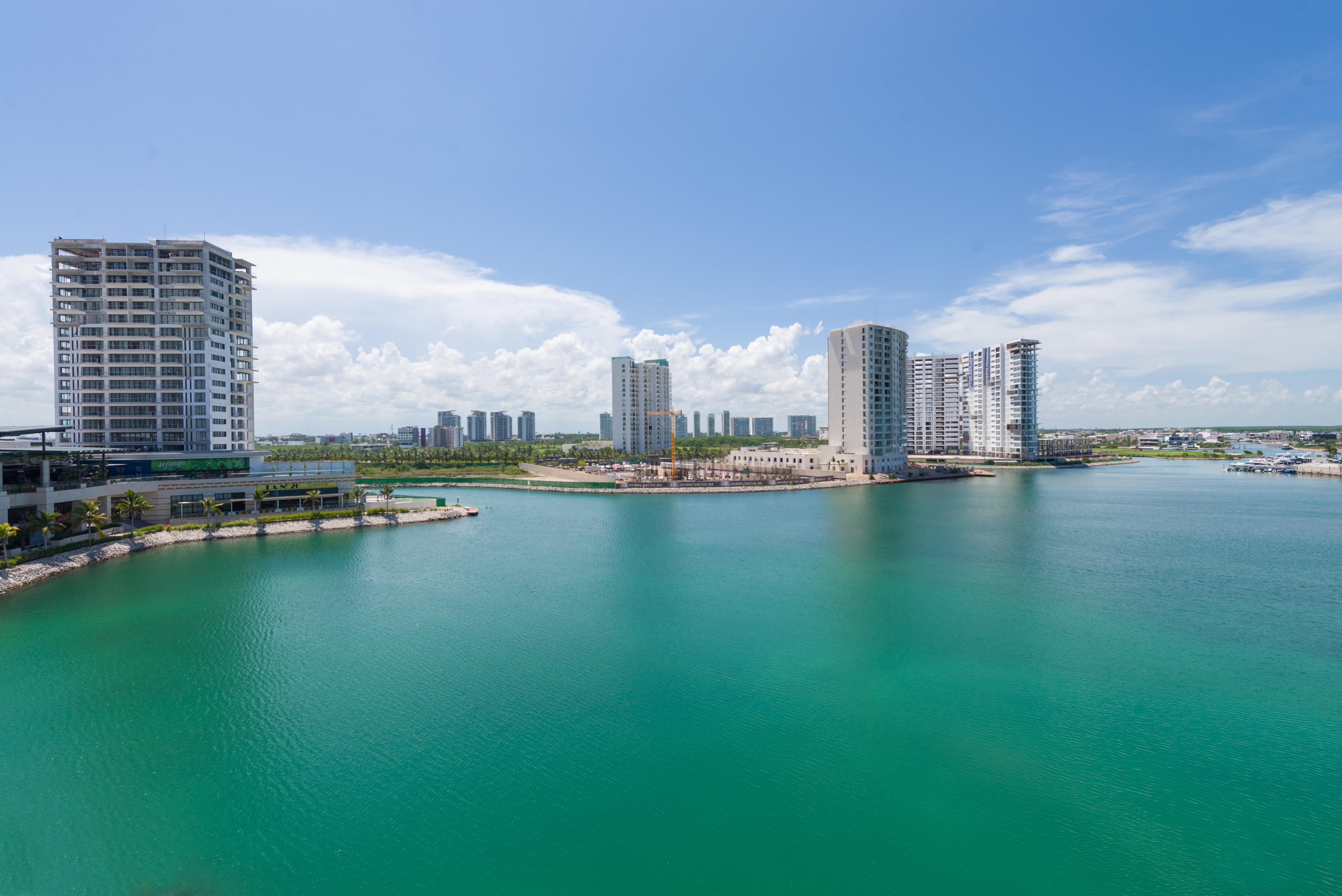 Renaissance Cancun Resort & Marina Екстериор снимка View of the city