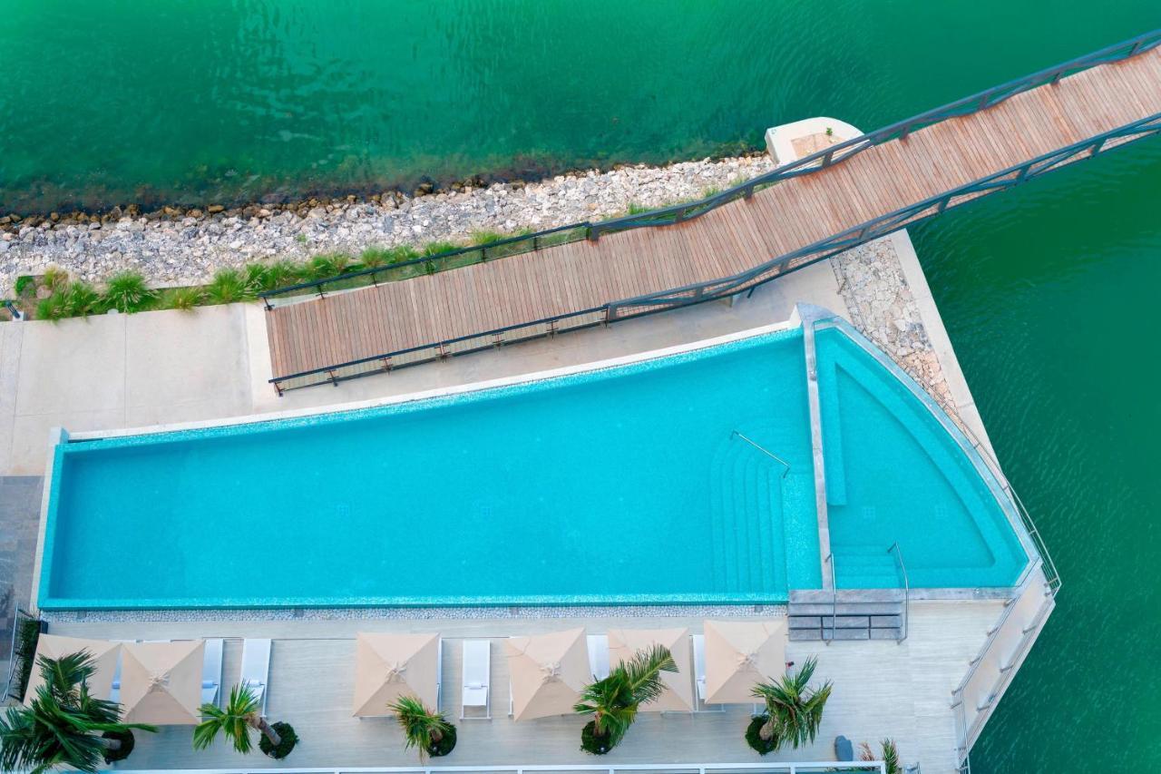 Renaissance Cancun Resort & Marina Екстериор снимка Aerial view of the pool