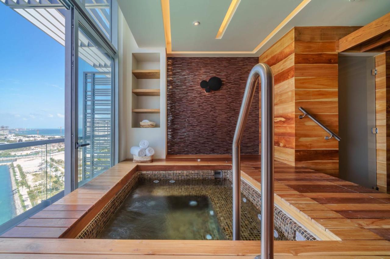 Renaissance Cancun Resort & Marina Екстериор снимка A private onsen in a hotel