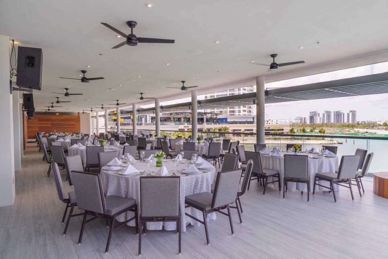 Renaissance Cancun Resort & Marina Екстериор снимка The interior of the clubhouse