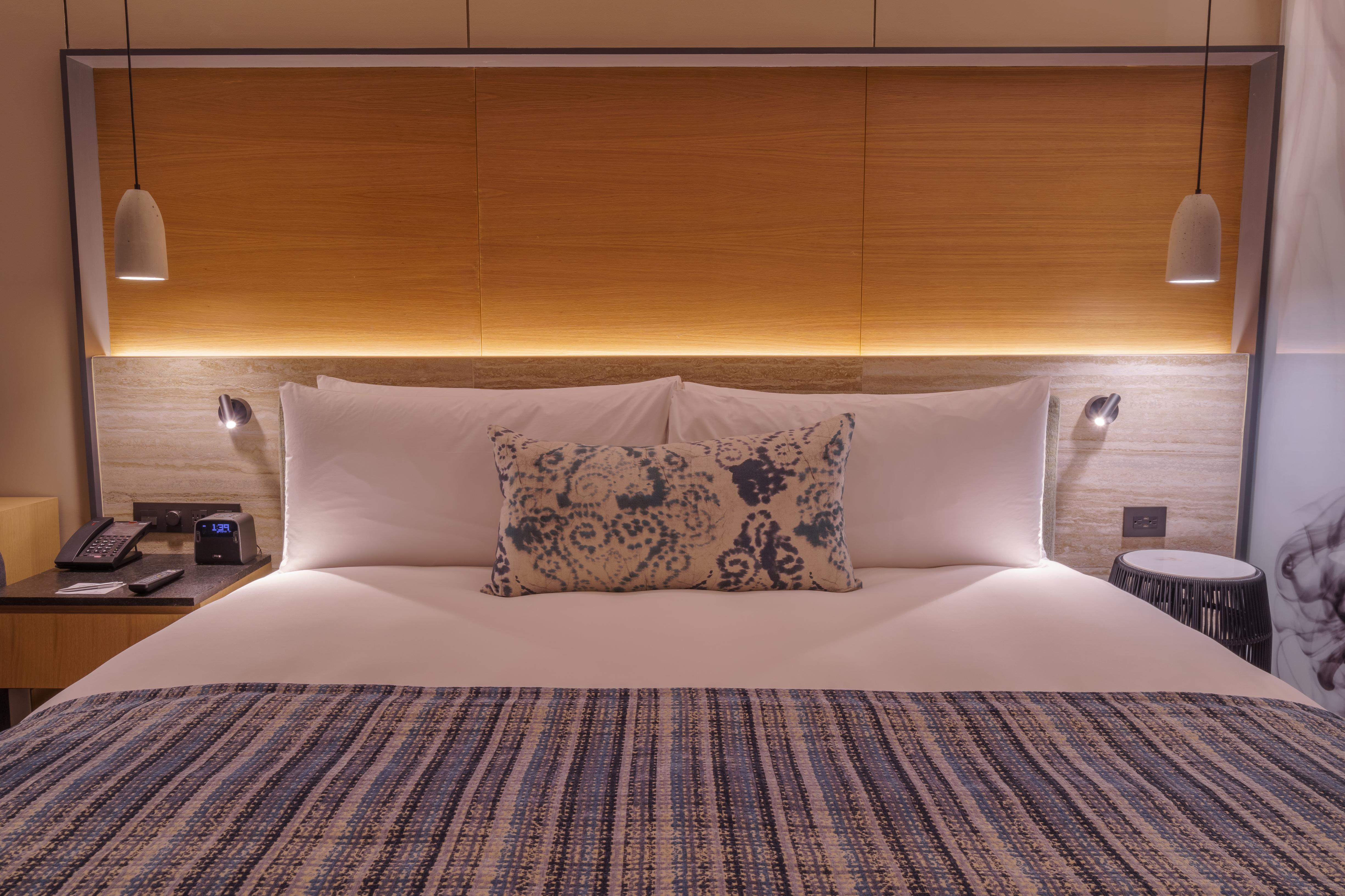 Renaissance Cancun Resort & Marina Екстериор снимка A bed in a hotel room