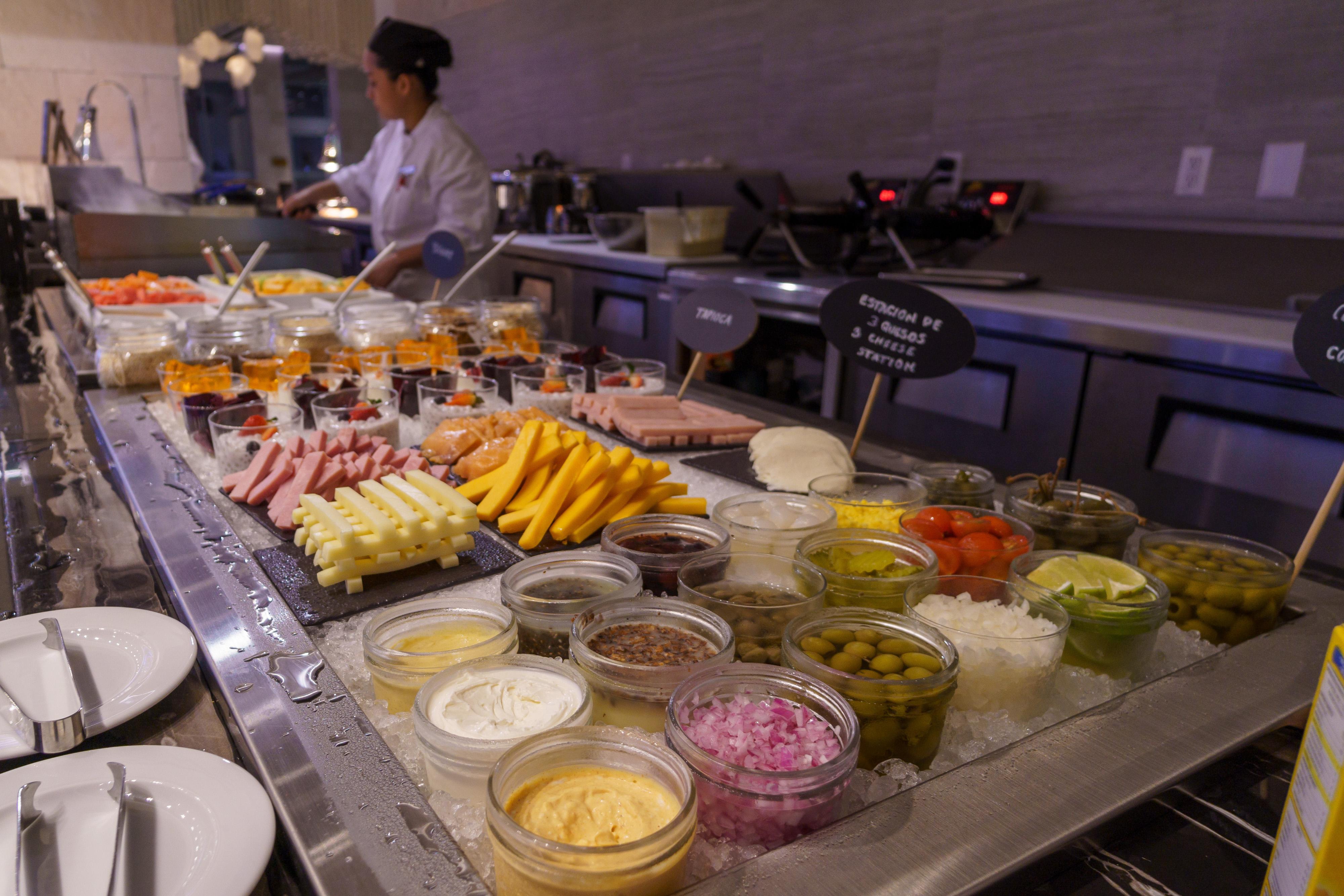 Renaissance Cancun Resort & Marina Екстериор снимка A salad bar