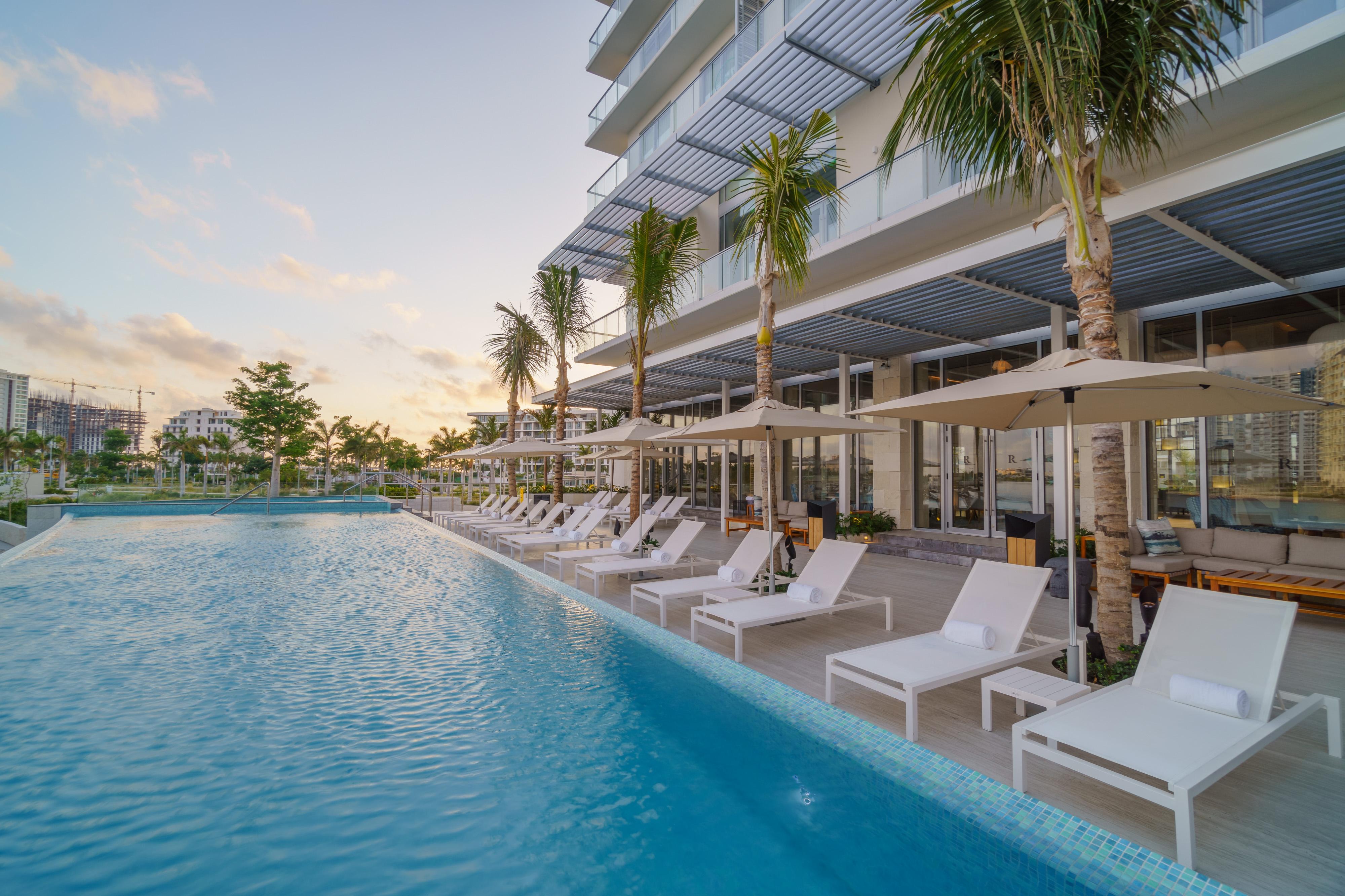 Renaissance Cancun Resort & Marina Екстериор снимка The swimming pool at the hotel