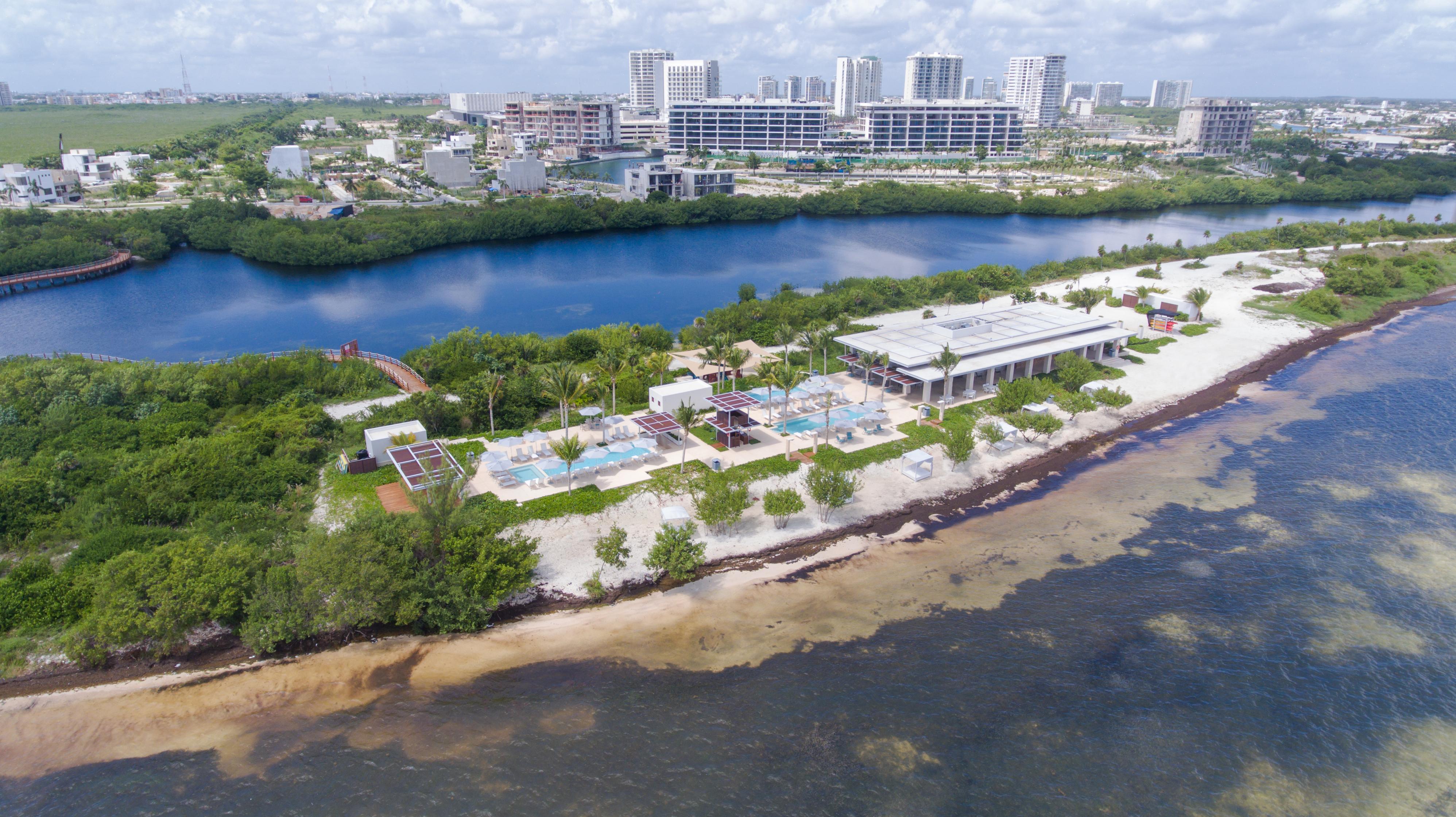 Renaissance Cancun Resort & Marina Екстериор снимка Aerial view of the hotel