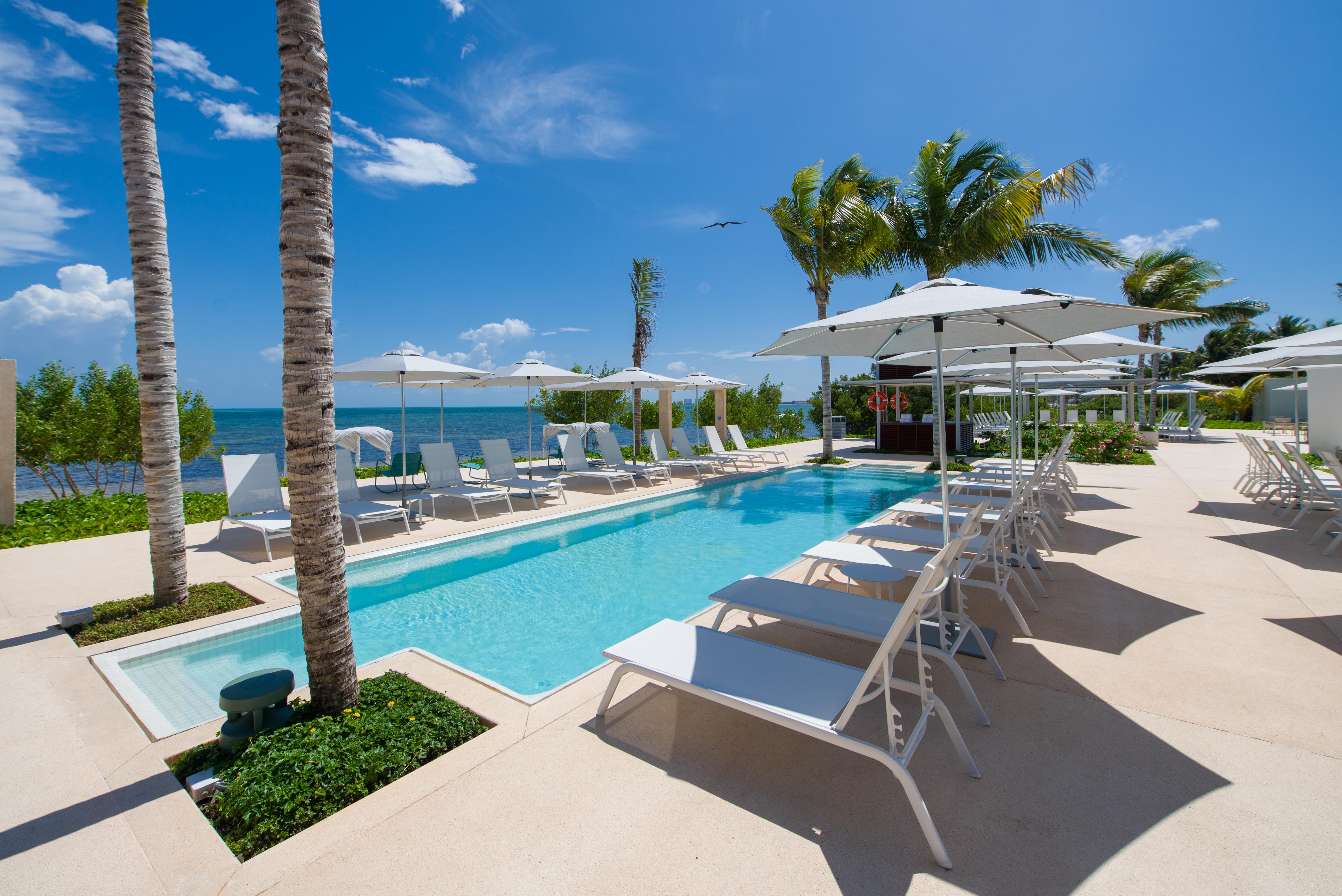 Renaissance Cancun Resort & Marina Екстериор снимка The Beach Club at The Shore Club
