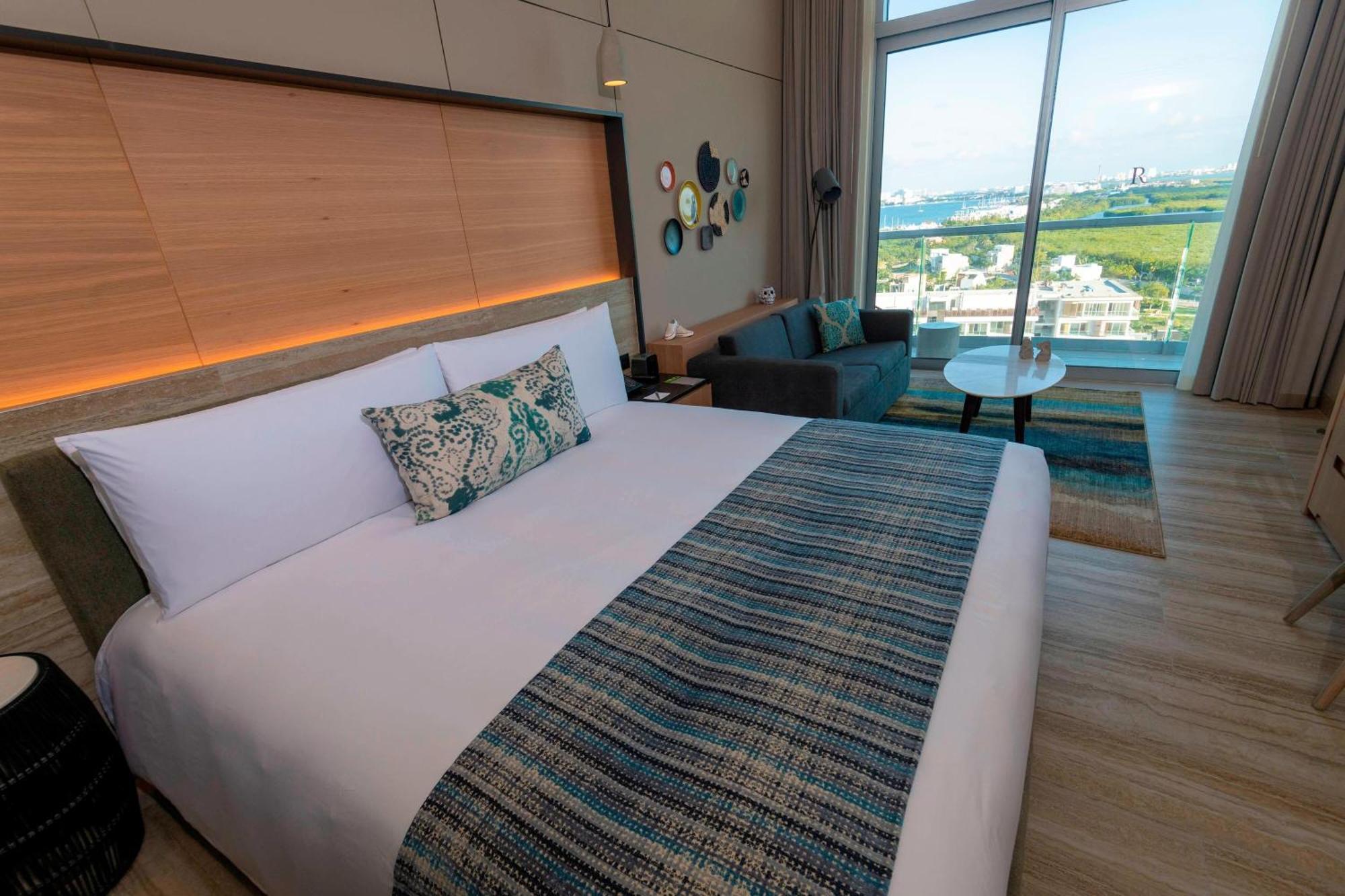 Renaissance Cancun Resort & Marina Екстериор снимка A room at the hotel